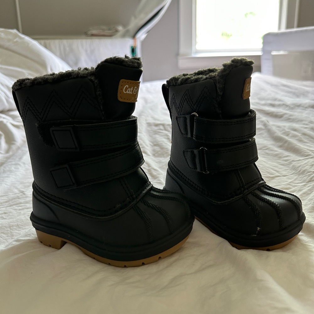 Cat and Jack winter boots size 5 New without tags